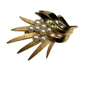 Crown Trifari Goldtone Faux Pearl Floral Flower Vintage Brooch Pin